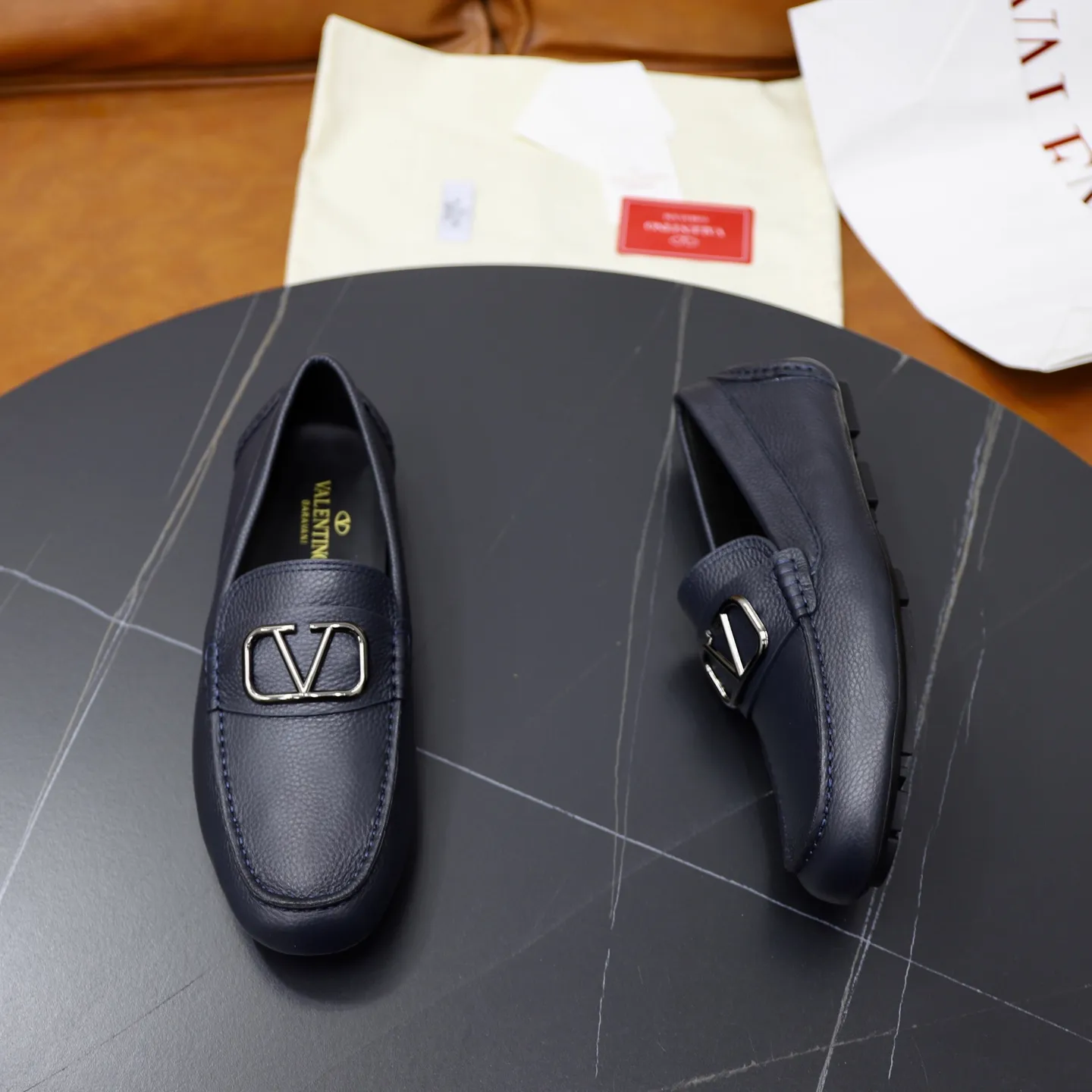 Men's shoes: 640💰VALENTINO, made of imported cowhide with imported water-dyed cow lining, iconic hardware and iconic wear-resistant outsole. 38-45 (customized at 45) VALENTINO packaging All orders enjoy the brand’s iconic product packaging
